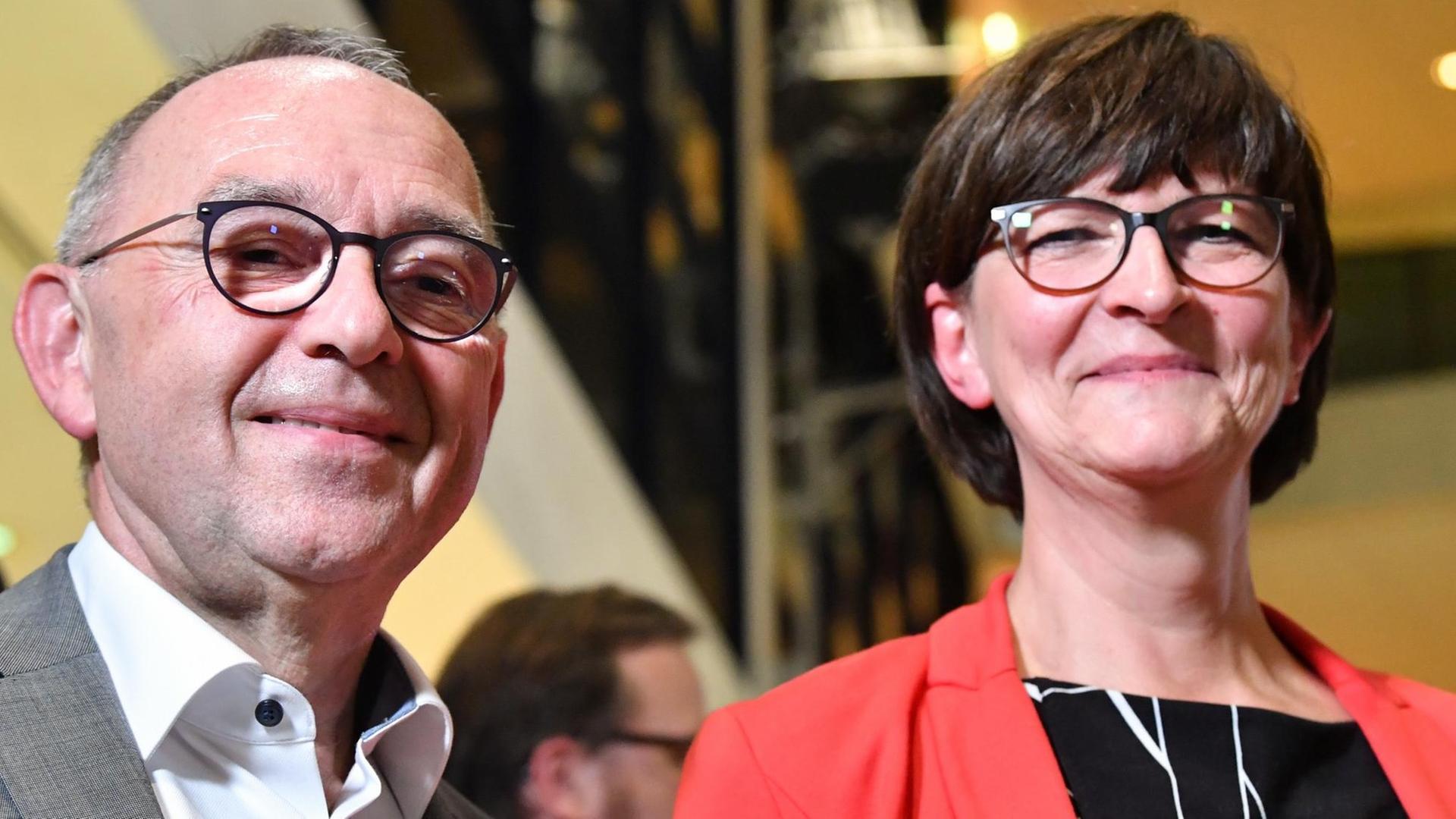 26.10.2019, Berlin: Das Kandidatenpaar Norbert Walter-Borjans (l) und Saskia Esken steht zusammen nach der Bekanntgabe des Ergebnisses des Mitgliedervotums zum Parteivorsitz der SPD im Willy-Brandt-Haus. Foto: Bernd Von Jutrczenka/dpa | Verwendung weltweit 26.10.2019, Berlin: Das Kandidatenpaar Norbert Walter-Borjans (l) und Saskia Esken steht zusammen nach der Bekanntgabe des Ergebnisses des Mitgliedervotums zum Parteivorsitz der SPD im Willy-Brandt-Haus. Foto: Bernd Von Jutrczenka/dpa | Verwendung weltweit