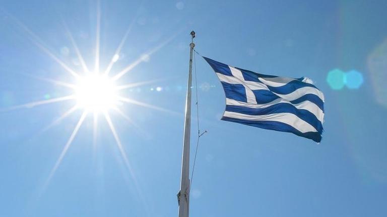 Die griechische Flagge ist hier auf der Akropolis zu sehen. Die griechische Flagge ist hier auf der Akropolis zu sehen.