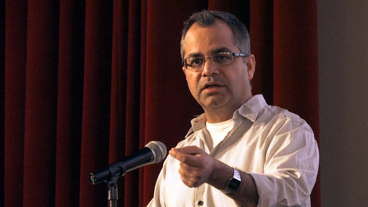 Vivek Chibber steht auf der Bühne und diskutiert mit dem Publikum.
Vivek Chibber steht auf der Bühne und diskutiert mit dem Publikum.