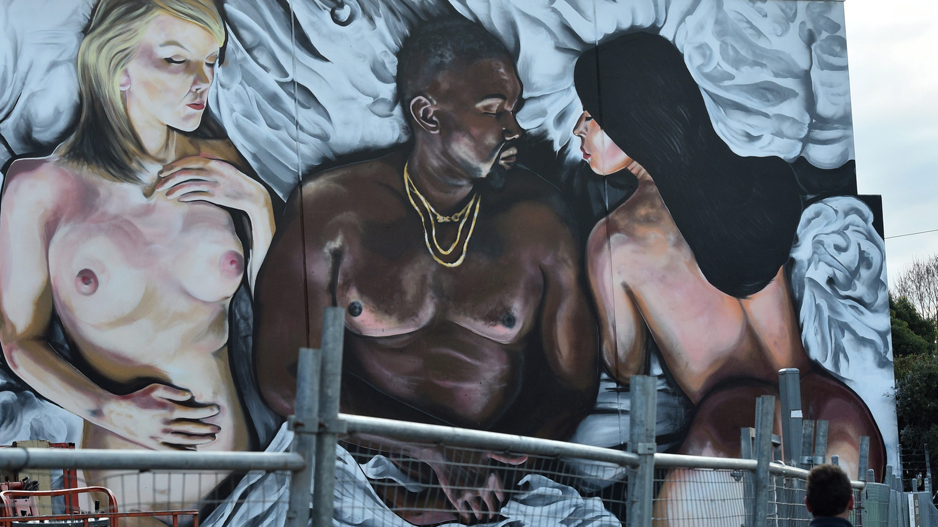 Ein Graffiti-Bild, das angelehnt ist an das Video des US-Sängers Kanye West - zu sehen sind die Sängerin Taylor Swift, Kanye West und seine Ehefrau Kim Kardashian West. Ein Graffiti-Bild, das angelehnt ist an das Video des US-Sängers Kanye West - zu sehen sind die Sängerin Taylor Swift, Kanye West und seine Ehefrau Kim Kardashian West.
