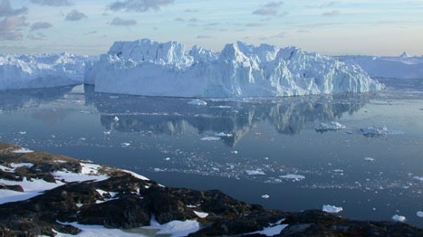 Nahe der grönländischen Stadt Ilulissat entläßt der Jakobshavn-Eisstrom Eisberge ins Meer.