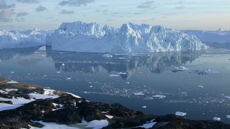 Nahe der grönländischen Stadt Ilulissat entläßt der Jakobshavn-Eisstrom Eisberge ins Meer. Nahe der grönländischen Stadt Ilulissat entläßt der Jakobshavn-Eisstrom Eisberge ins Meer.