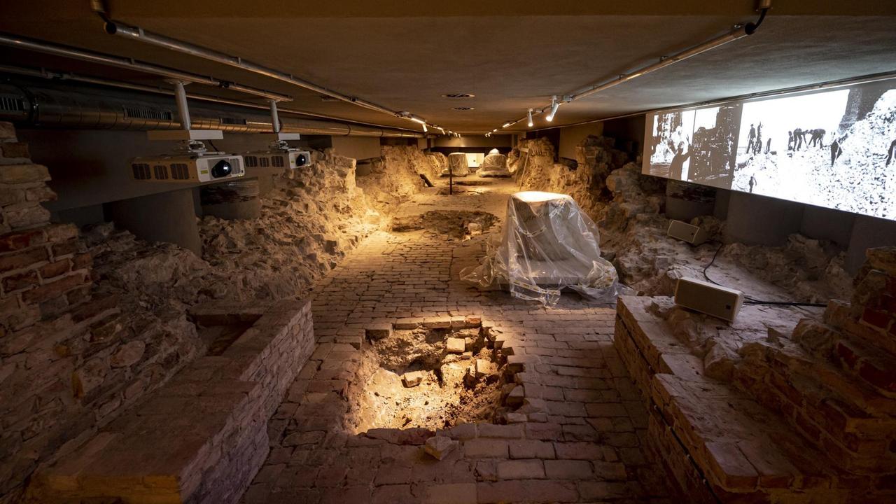 Die Ausstellung im Keller des Humboldt-Forums zeigt die Grundmauern des Alten Schlosses.