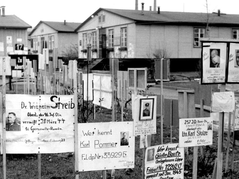 Suchschilder im Lager Friedland, aufgenommen im November 1955: Die britische Armee hatte im September 1945 in dem kleinen Ort Friedland bei Göttingen ein Auffanglager für Kriegsheimkehrer, Flüchtlinge und Vertriebene eingerichtet.