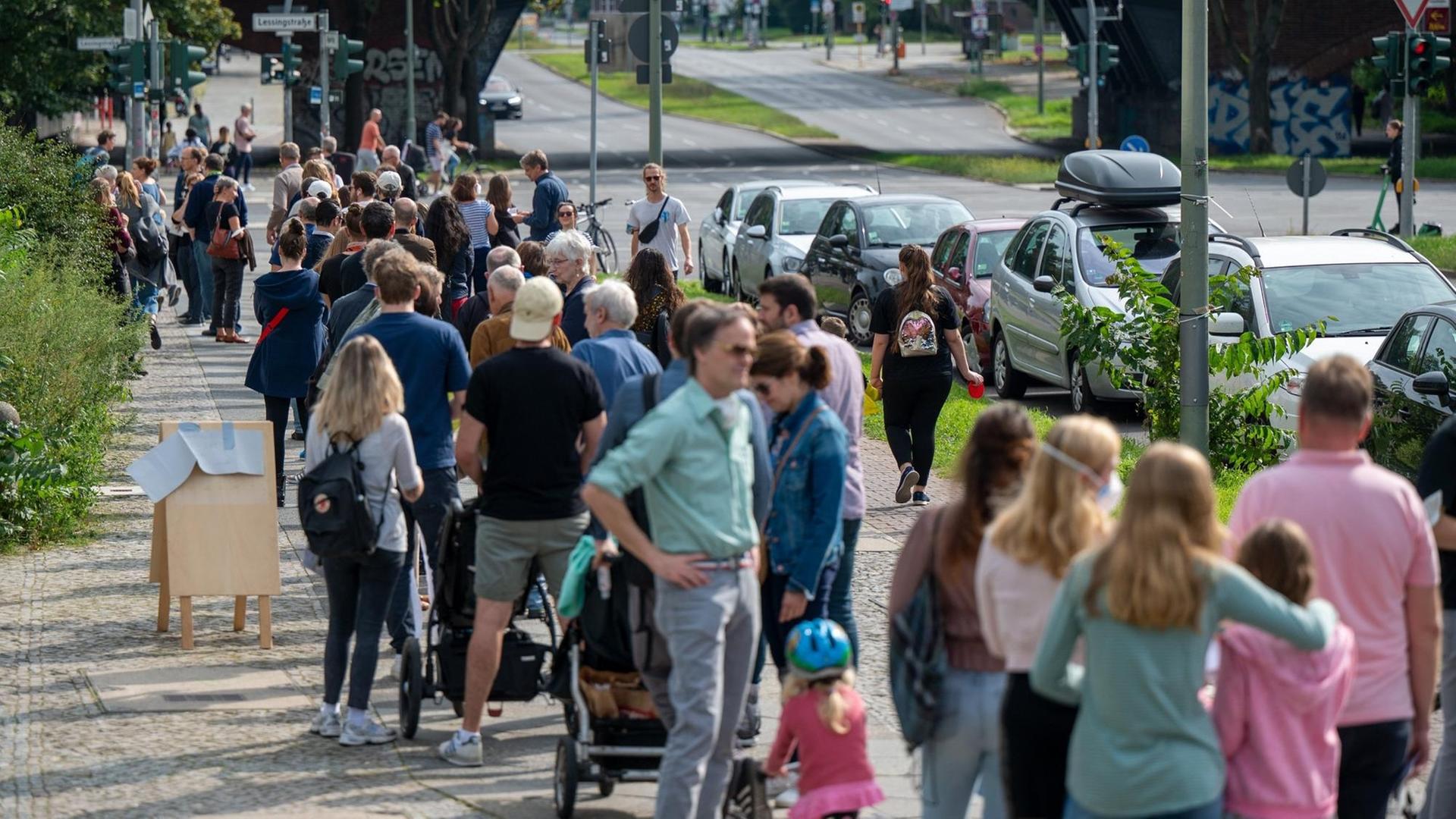 Lange Schlange vor einem Wahl-Lokal in Berlin Lange Schlange vor einem Wahl-Lokal in Berlin