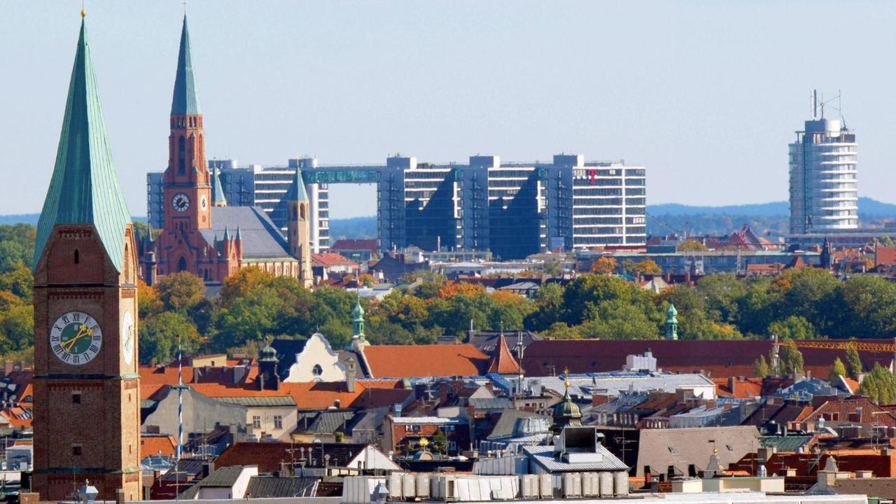 Das Bild zeigt Gebäude von oben und am Horizont auch Hochhäuser. Das Bild zeigt Gebäude von oben und am Horizont auch Hochhäuser.