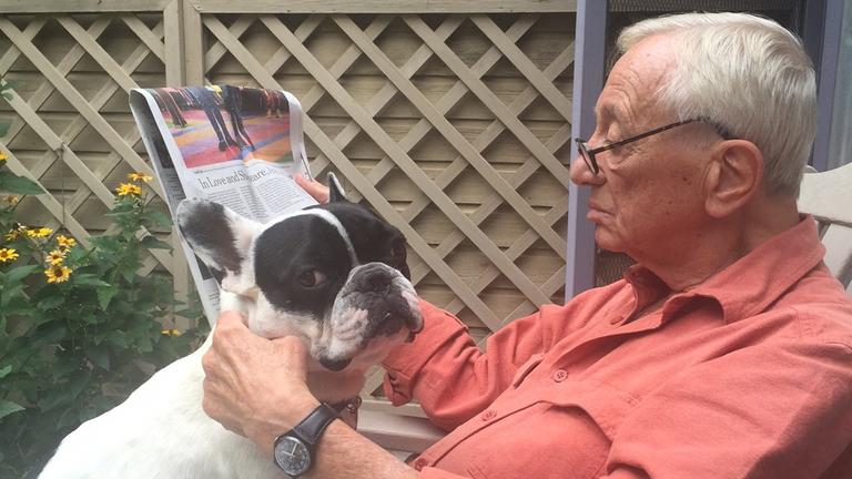 Louis Begeley liest die Zeitung, während auf seinem Schoß seine Bulldogge Grisha sitzt. Louis Begeley liest die Zeitung, während auf seinem Schoß seine Bulldogge Grisha sitzt.