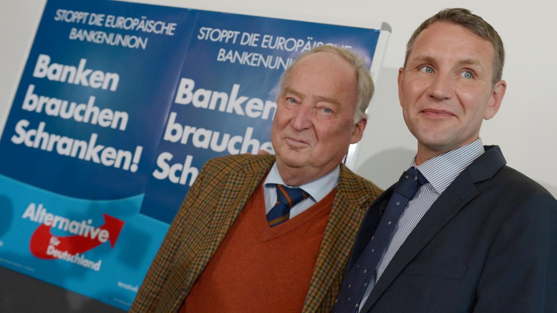 Alexander Gauland (l.), stellvertretender AfD-Parteivorsitzender, und Björn Höcke, thüringischer Landesvorsitzender der Partei vor einem Plakat der AfD. Alexander Gauland (l.), stellvertretender AfD-Parteivorsitzender, und Björn Höcke, thüringischer Landesvorsitzender der Partei vor einem Plakat der AfD.