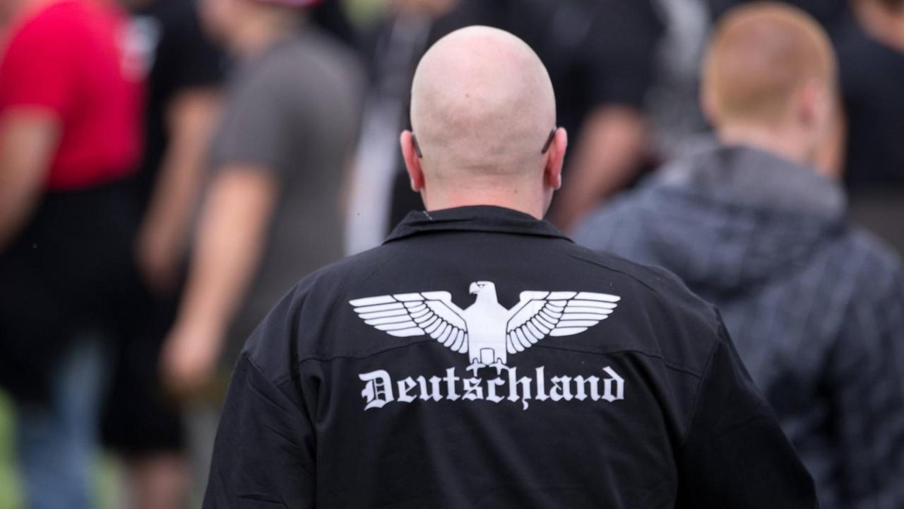 Glatzköpfiger Besucher eines Rechtsrock-Konzert im thüringischen Themar trägt eine Bomberjacke mit "Deutschland-"Aufdruck