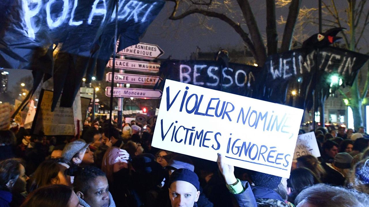 Demonstranten protestieren am Abend der César-Preisverleihung vor der Salle Pleyel gegen die Nominierung von Polanskis Film "J'accuse". Demonstranten protestieren am Abend der César-Preisverleihung vor der Salle Pleyel gegen die Nominierung von Polanskis Film "J'accuse".