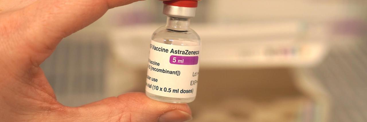 Eine Ampulle des AstraZeneca-Impfstoffes am 26. Januar in einem Krankenhaus in Sunderland, England. Eine Ampulle des AstraZeneca-Impfstoffes am 26. Januar in einem Krankenhaus in Sunderland, England.
