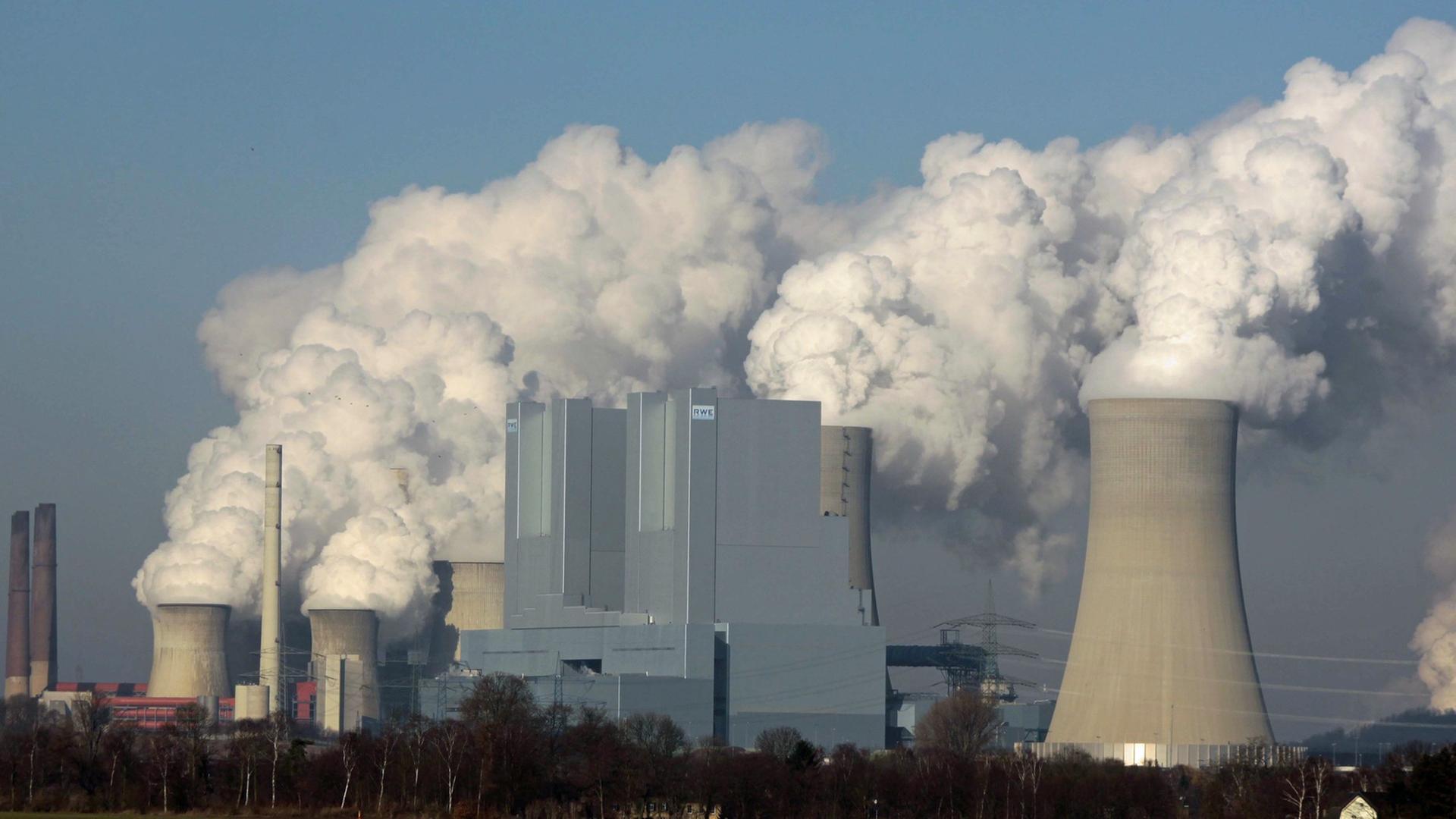 Das Braunkohle-Kraftwerk der RWE in der Ortschaft Neurath. Das Braunkohle-Kraftwerk der RWE in der Ortschaft Neurath.