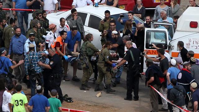 Israelische Rettungskräfte ladeb einen verletzten Palästinenser nahe Hebron in den Rettungswagen