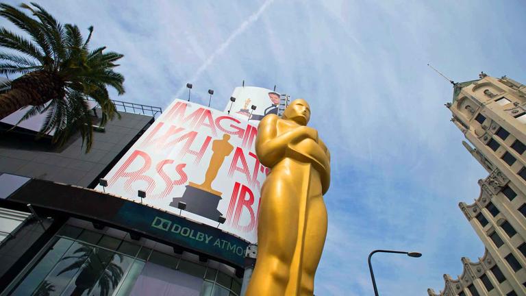 Eine übergroße Oscar-Statue steht in Los Angeles