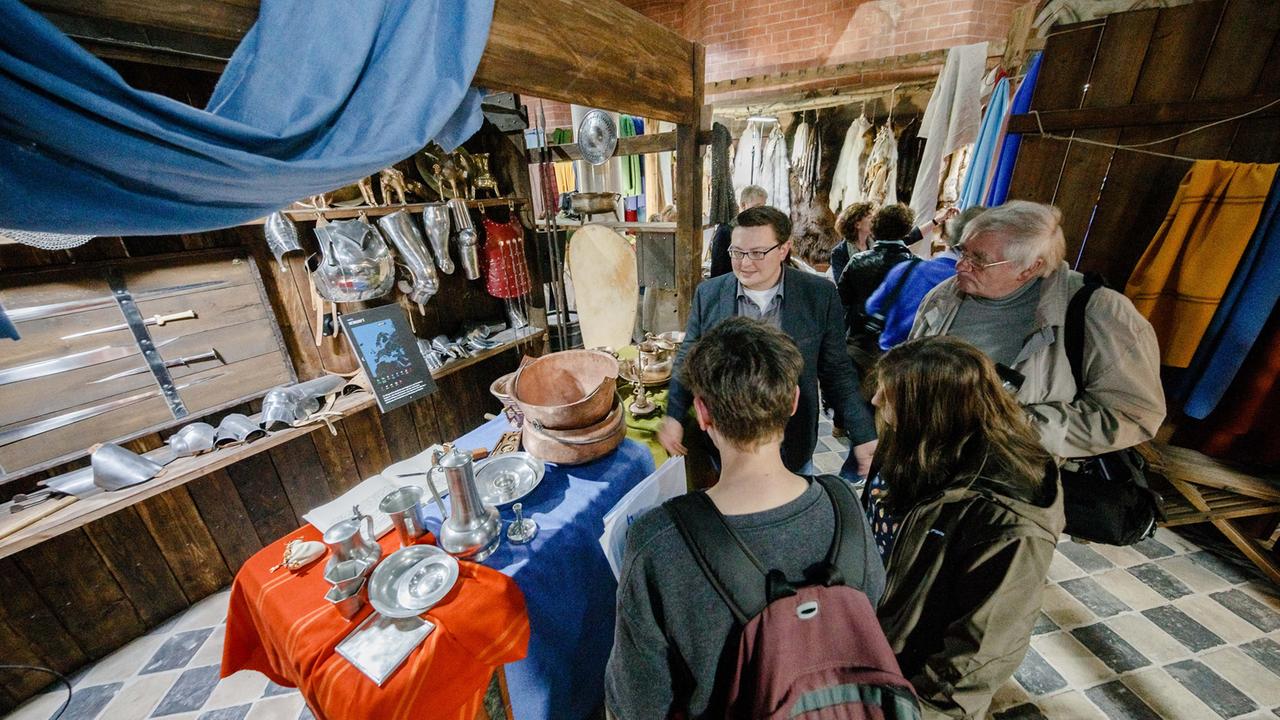 Eine Installation im Europäischen Hansemuseum in Lübeck (Schleswig-Holstein), die einen Markt mit Produkten von Handwerkern, Jägern und Kaufleuten zeigt, wird am 26.05.2015 von Jpurnalisten betrachtet. Der Museumsneubau wird am 30.05.2015 für Besucher geöffnet. Eine Installation im Europäischen Hansemuseum in Lübeck (Schleswig-Holstein), die einen Markt mit Produkten von Handwerkern, Jägern und Kaufleuten zeigt, wird am 26.05.2015 von Jpurnalisten betrachtet. Der Museumsneubau wird am 30.05.2015 für Besucher geöffnet.