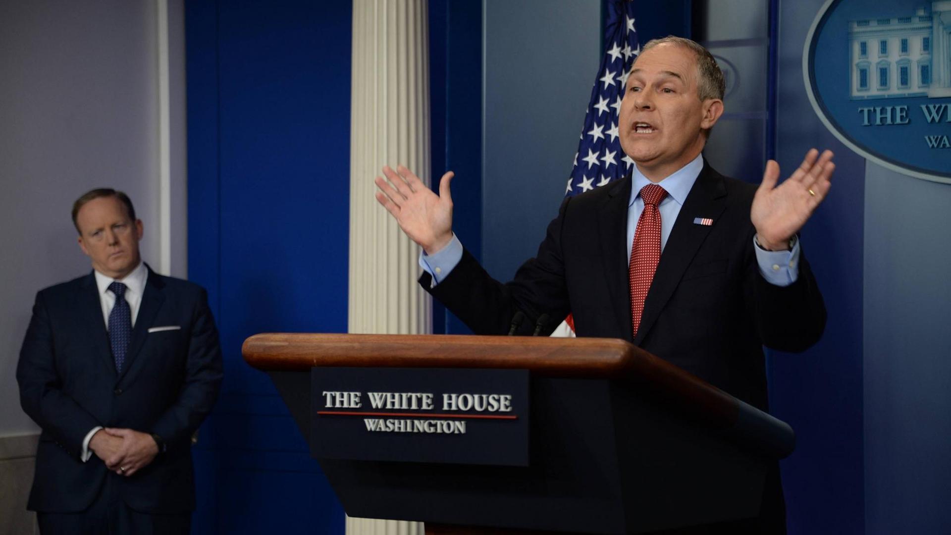 Der Chef der US-Umweltbehörde EPA, Scott Pruitt, beantwortet im Weißen Haus Fragen von Reportern, US-Regierungssprecher Sean Spicer hört ihm zu. Der Chef der US-Umweltbehörde EPA, Scott Pruitt, beantwortet im Weißen Haus Fragen von Reportern, US-Regierungssprecher Sean Spicer hört ihm zu.