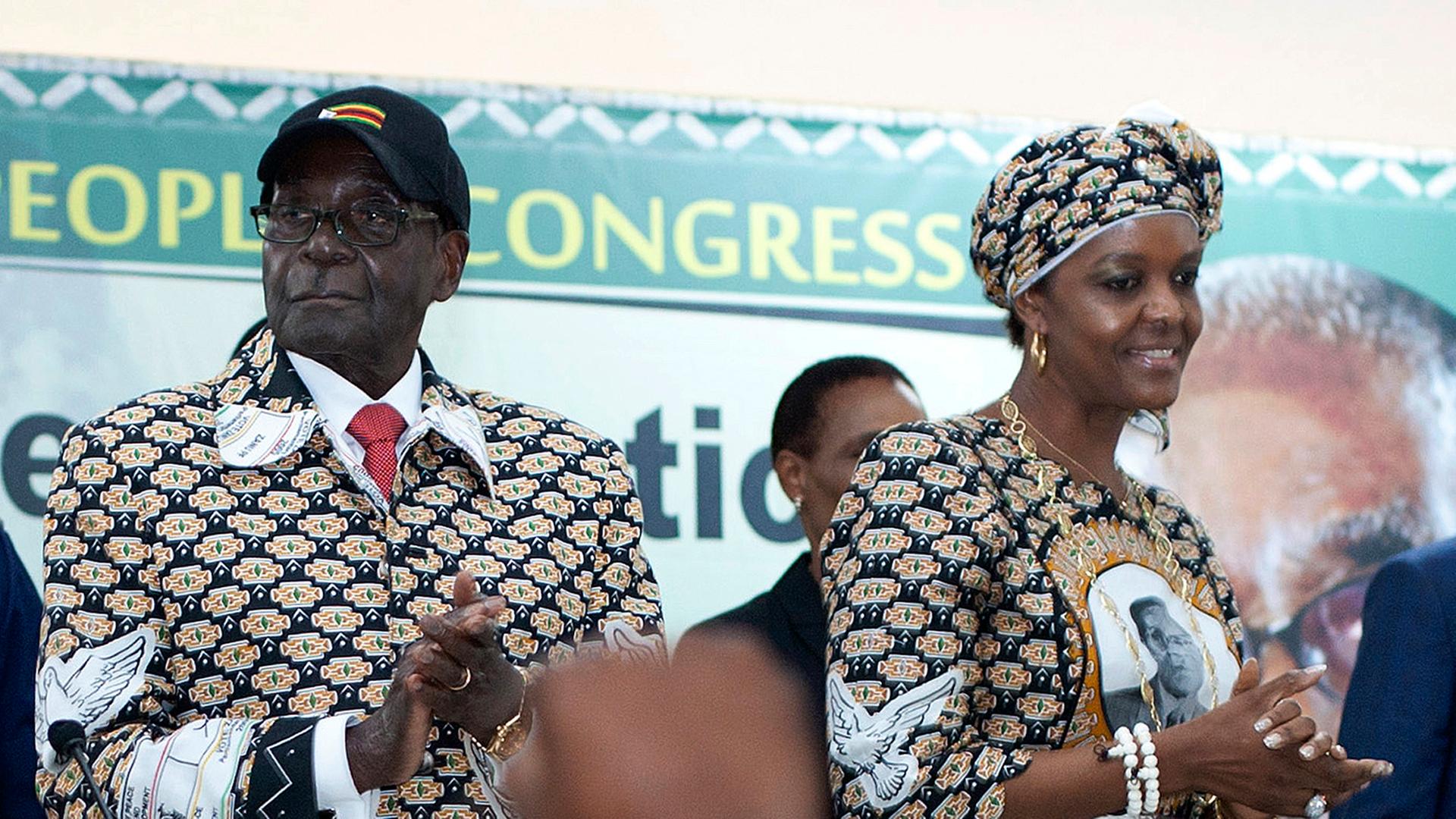 Simbabwes Präsident Robert Mugabe mit seiner Frau Grace beim Parteitag der ZanuPF.