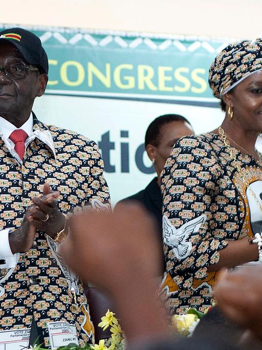 Simbabwes Präsident Robert Mugabe mit seiner Frau Grace beim Parteitag der ZanuPF.