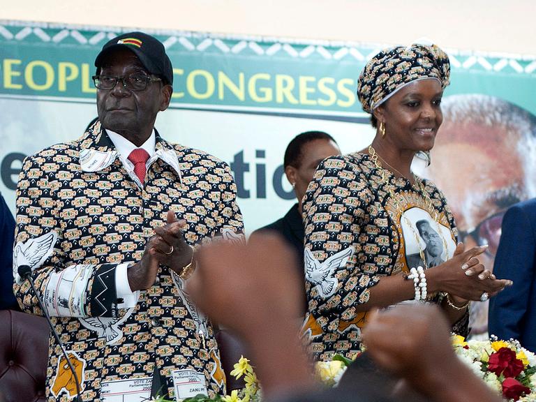 Simbabwes Präsident Robert Mugabe mit seiner Frau Grace beim Parteitag der ZanuPF.