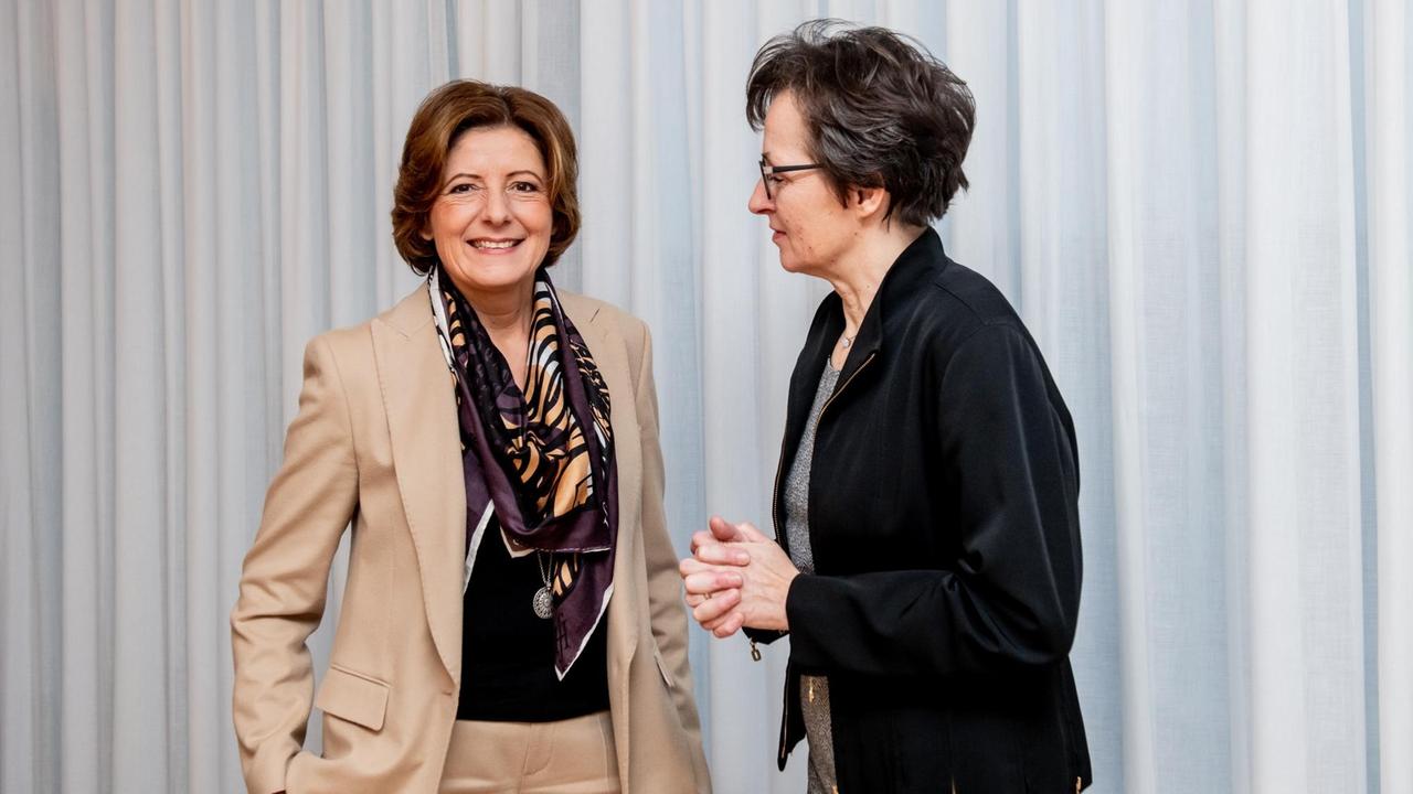 Die rheinland-pfälzische Ministerpräsidentin Malu Dreyer (SPD) im Gespräch mit Birgit Wentzien beim Interview der Woche Die rheinland-pfälzische Ministerpräsidentin Malu Dreyer (SPD) im Gespräch mit Birgit Wentzien beim Interview der Woche