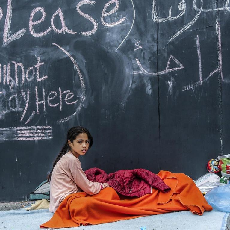 Hunderte Flüchtlinge campierten vor dem Hauptbahnhof in Budapest, Ungarn, während der Flüchtlingskrise 2015. Hier ein jugendliches Mädchen in einem Schlafsack.