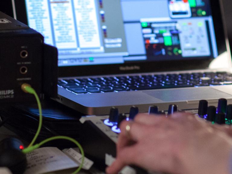 Ein Soundkünstler improvisiert Klangskulpturen mit Mischpult und Computer.