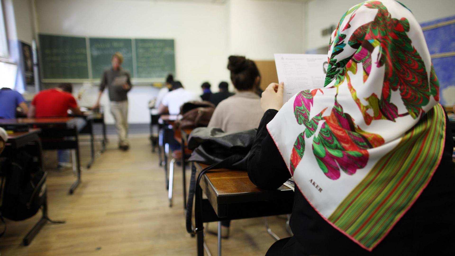 Schülerin mit Kopftuch in einer Schulklasse in Deutschland Schülerin mit Kopftuch in einer Schulklasse in Deutschland