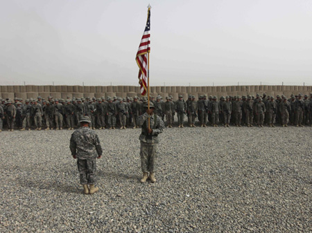 Soldaten vor einer US-Flagge in Afghanistan