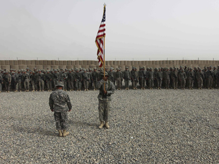 Soldaten vor einer US-Flagge in Afghanistan Soldaten vor einer US-Flagge in Afghanistan