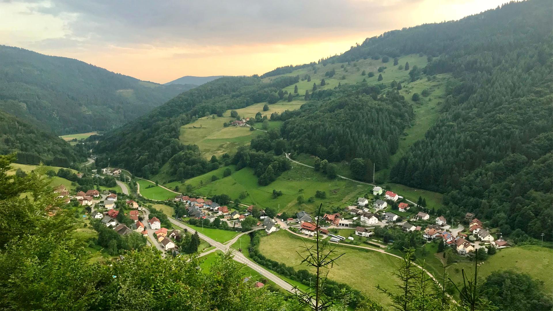 Blick in ein Tal im Südschwarzwald, in dem die Stadt Todtnau liegt. Blick in ein Tal im Südschwarzwald, in dem die Stadt Todtnau liegt.