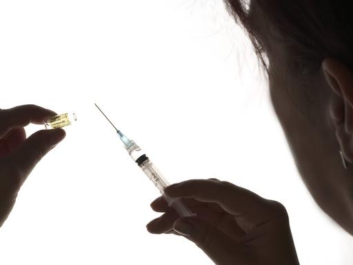 Eine Ärztin hält eine Spritze mit einem Opiod fest.