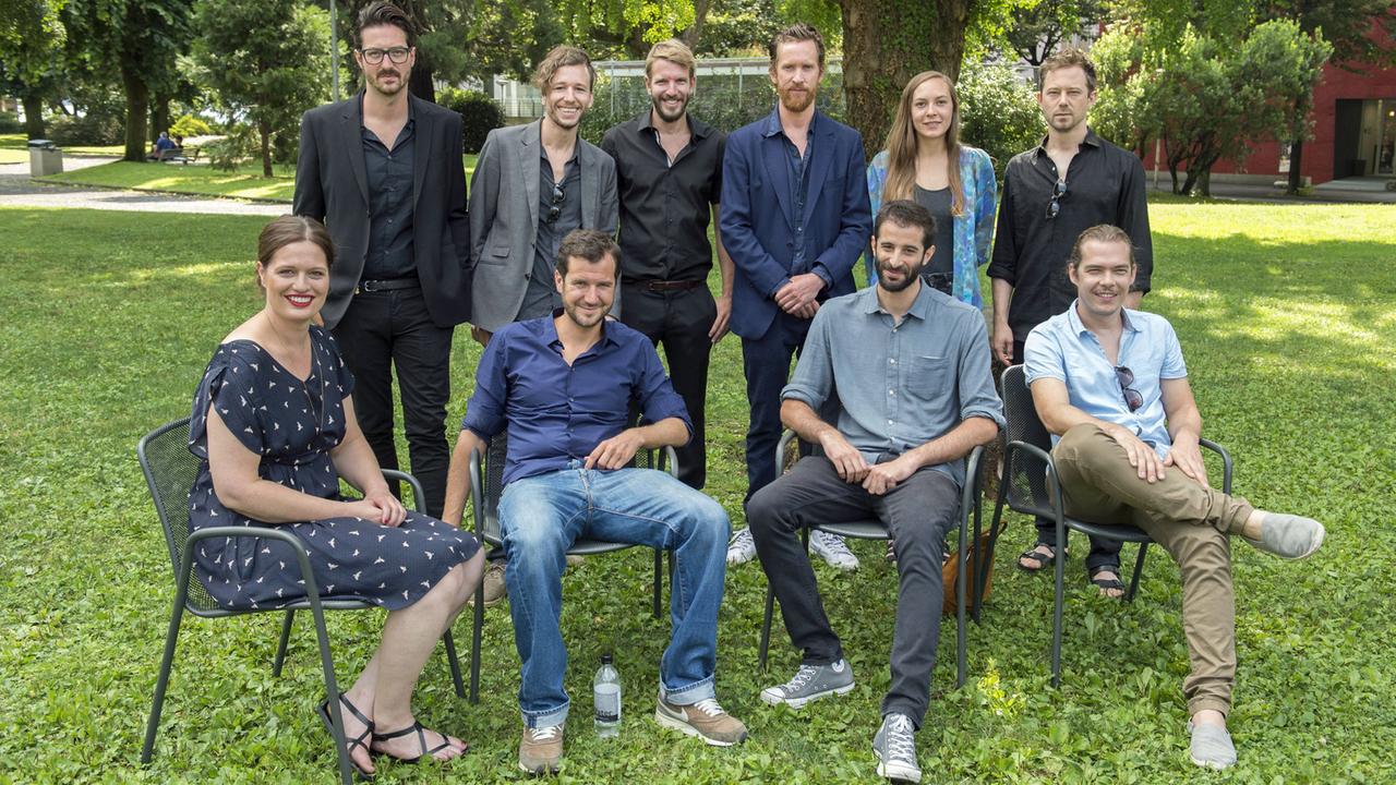 Die zehn Regisseurinnen und Regisseure des Schweizer Films "Heimatland" beim Fototermin am 10.8.2015 während des Internationalen Film Festivals in Locarno: Michael Krummenacher, Jan Gassmann, Mike Scheiwiller, Tobias Noelle, Carmen Jaquier, Benny Jaberg, (hinten, v.l.n.r) Lisa Blatter, Gregor Frei, Lionel Rupp, Jonas Meier (vorne, v.l.n.r) Die zehn Regisseurinnen und Regisseure des Schweizer Films "Heimatland" beim Fototermin am 10.8.2015 während des Internationalen Film Festivals in Locarno: Michael Krummenacher, Jan Gassmann, Mike Scheiwiller, Tobias Noelle, Carmen Jaquier, Benny Jaberg, (hinten, v.l.n.r) Lisa Blatter, Gregor Frei, Lionel Rupp, Jonas Meier (vorne, v.l.n.r)