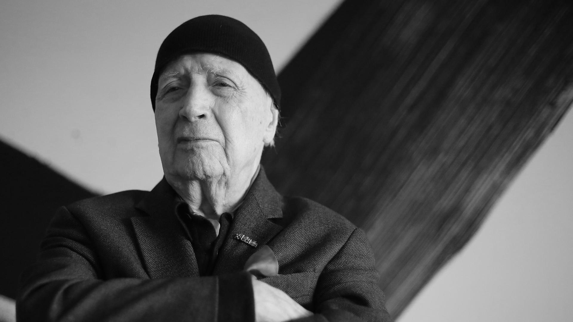 Der Maler Karl Otto Götz sitzt am 12.02.2014 in Niederbreitbach-Wolfenacker (Rheinland-Pfalz) vor einem seiner Bilder. Er verstarb im August 2017 im Alter von 103 Jahren. Der Maler Karl Otto Götz sitzt am 12.02.2014 in Niederbreitbach-Wolfenacker (Rheinland-Pfalz) vor einem seiner Bilder. Er verstarb im August 2017 im Alter von 103 Jahren.