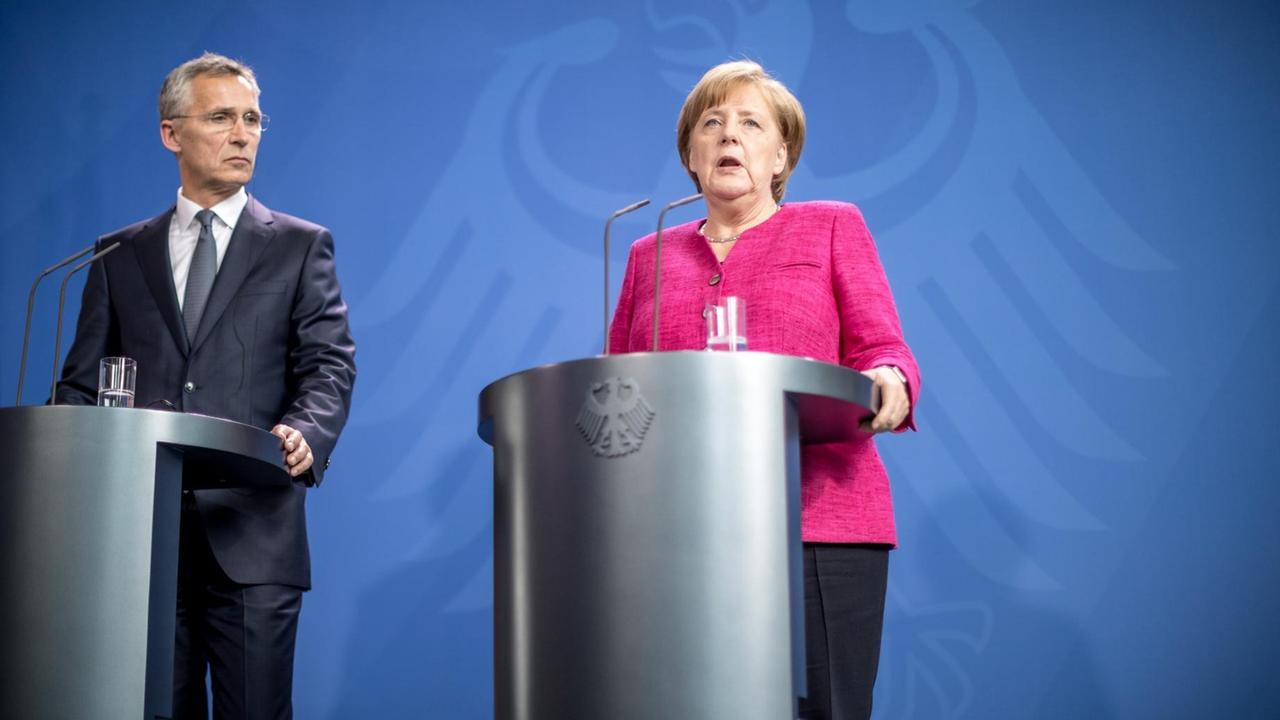 Bundeskanzlerin Angela Merkel (CDU) spricht neben NATO-Generalsekretär Jens Stoltenberg bei einer Pressekonferenz im Kanzleramt. Bundeskanzlerin Angela Merkel (CDU) spricht neben NATO-Generalsekretär Jens Stoltenberg bei einer Pressekonferenz im Kanzleramt.