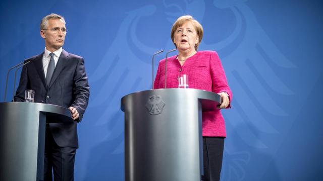 Bundeskanzlerin Angela Merkel (CDU) spricht neben NATO-Generalsekretär Jens Stoltenberg bei einer Pressekonferenz im Kanzleramt.