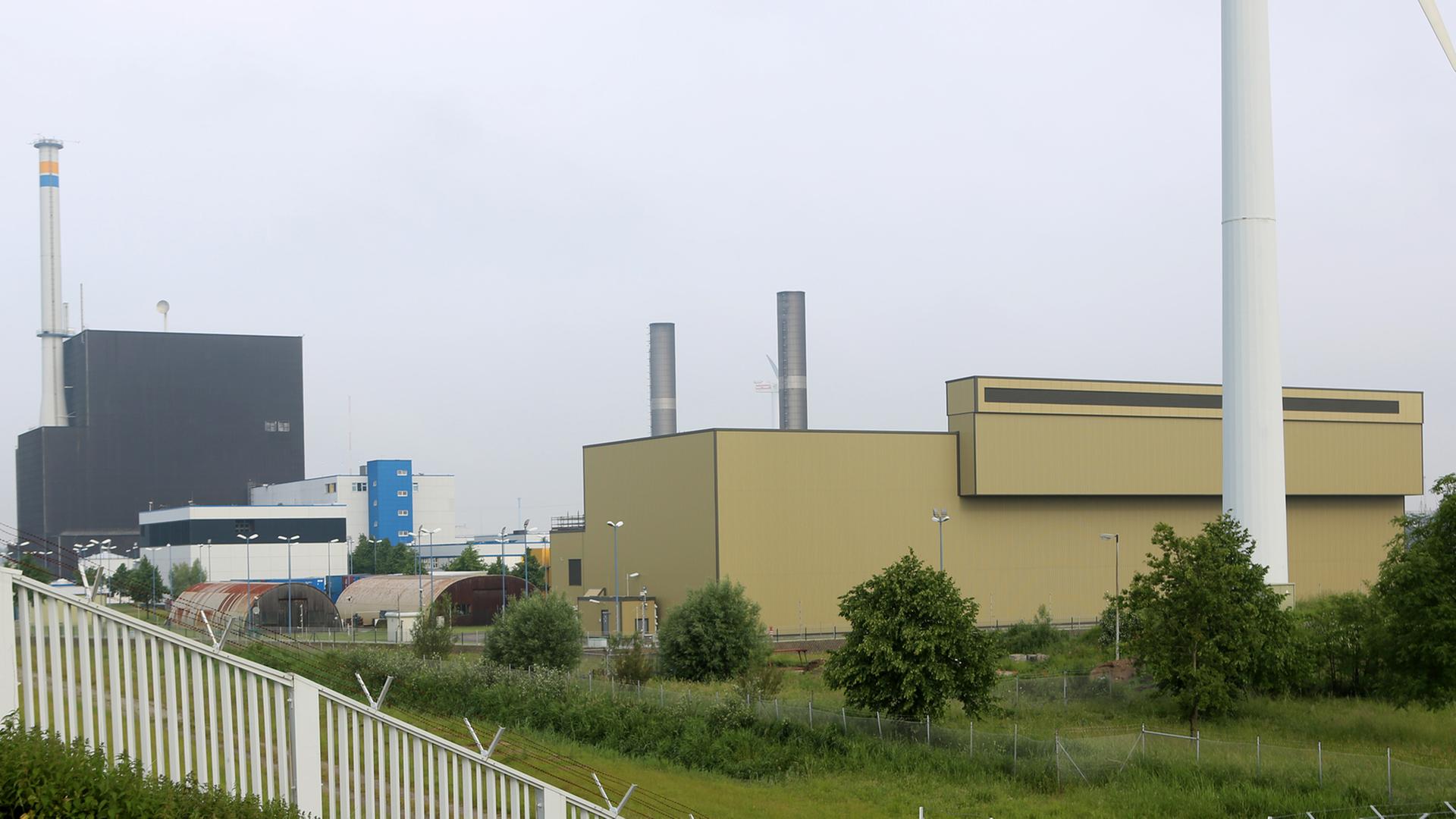 Das atomare Zwischenlager (vorne) am Kernkraftwerk (l hinten) in Brunsbüttel (Schleswig-Holstein), aufgenommen am 20.06.2013.