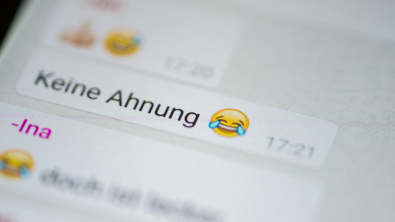 Ein Smartphone-Nutzer tippt auf ein Emoji, um es in eine WhatsApp-Nachricht einzufügen. Ein Smartphone-Nutzer tippt auf ein Emoji, um es in eine WhatsApp-Nachricht einzufügen.