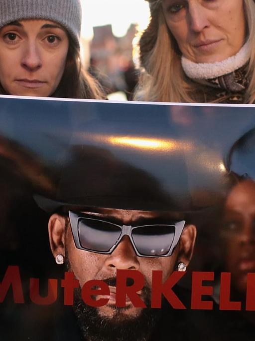 Demonstranten in der Nähe von R Kellys Studio in Chicago, Illinois.