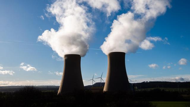 Dampf steigt aus den Kühltürmen des Atomkraftwerks (AKW) Grohnde im Landkreis Hameln-Pyrmont auf.