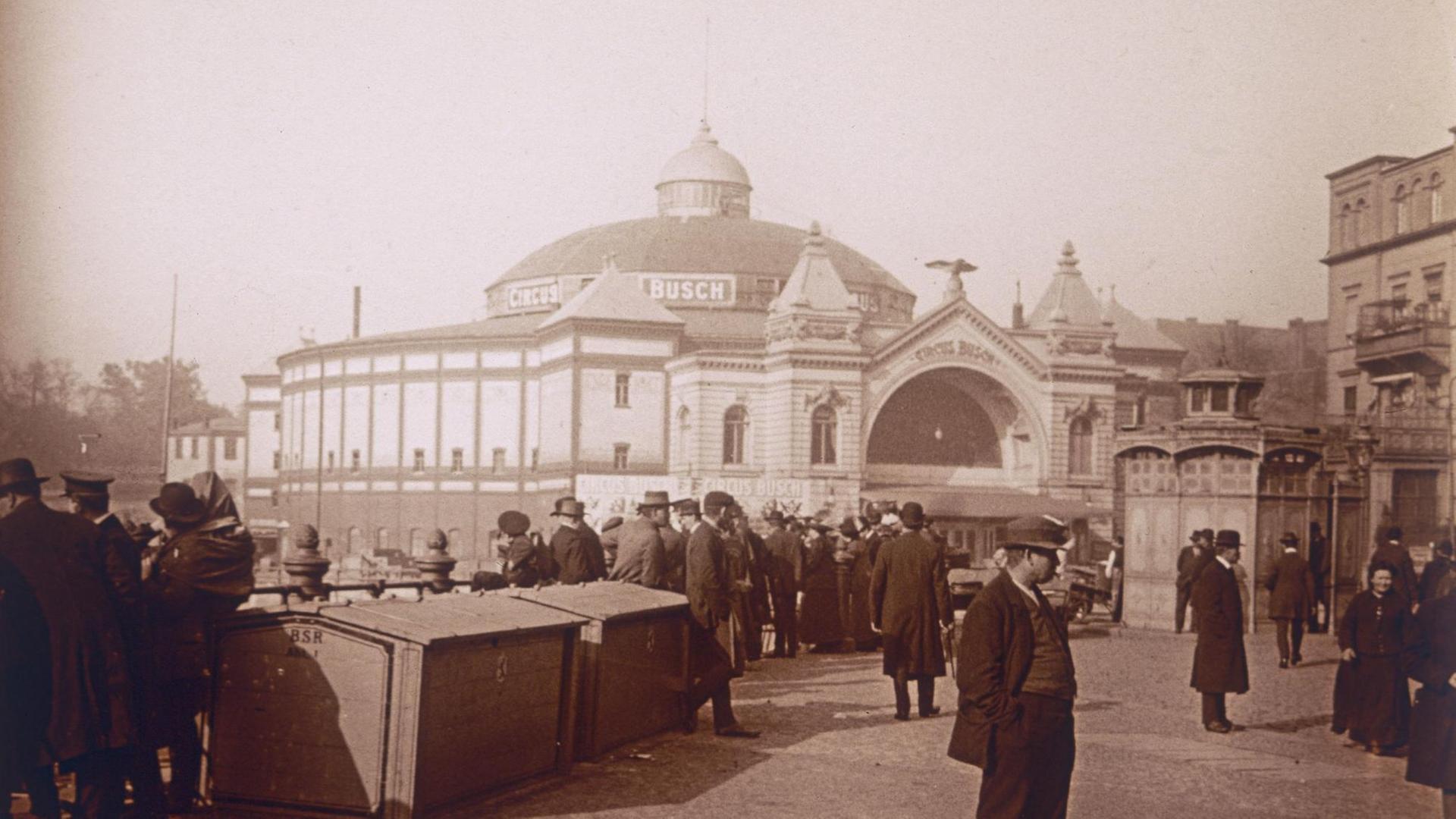 Ein schwarzweißes Foto, Teil einer stereoskopischen Aufnahme, zeigt das Haus des Circus Busch in der Burgstraße, Berlin Mitte, um 1912.