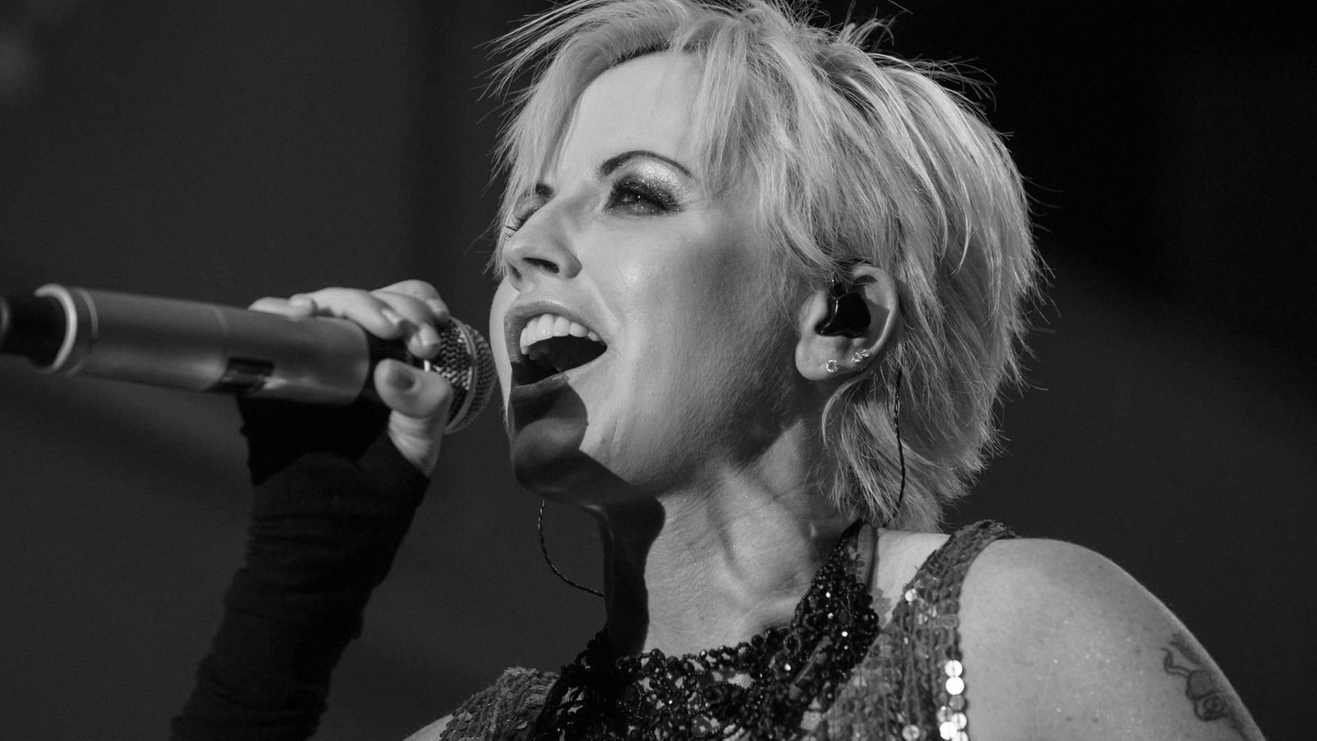 Dolores O Riordan am Mikro. Dolores O Riordan am Mikro.