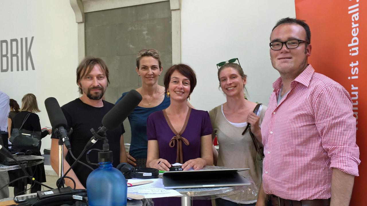Das Deutschlandradio-Team auf der Biennale in Venedig, v. l. n. r.: Detlef Rebenstorf, Susanne Burkhardt, Claudia Wheeler, Alexandra Mangel und Vladimir Balzer Das Deutschlandradio-Team auf der Biennale in Venedig, v. l. n. r.: Detlef Rebenstorf, Susanne Burkhardt, Claudia Wheeler, Alexandra Mangel und Vladimir Balzer