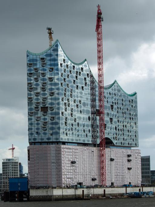 Die Elbphilharmonie in der Hafencity in Hamburg - sie wurde mehr als zehn Mal so teuer als geplant.