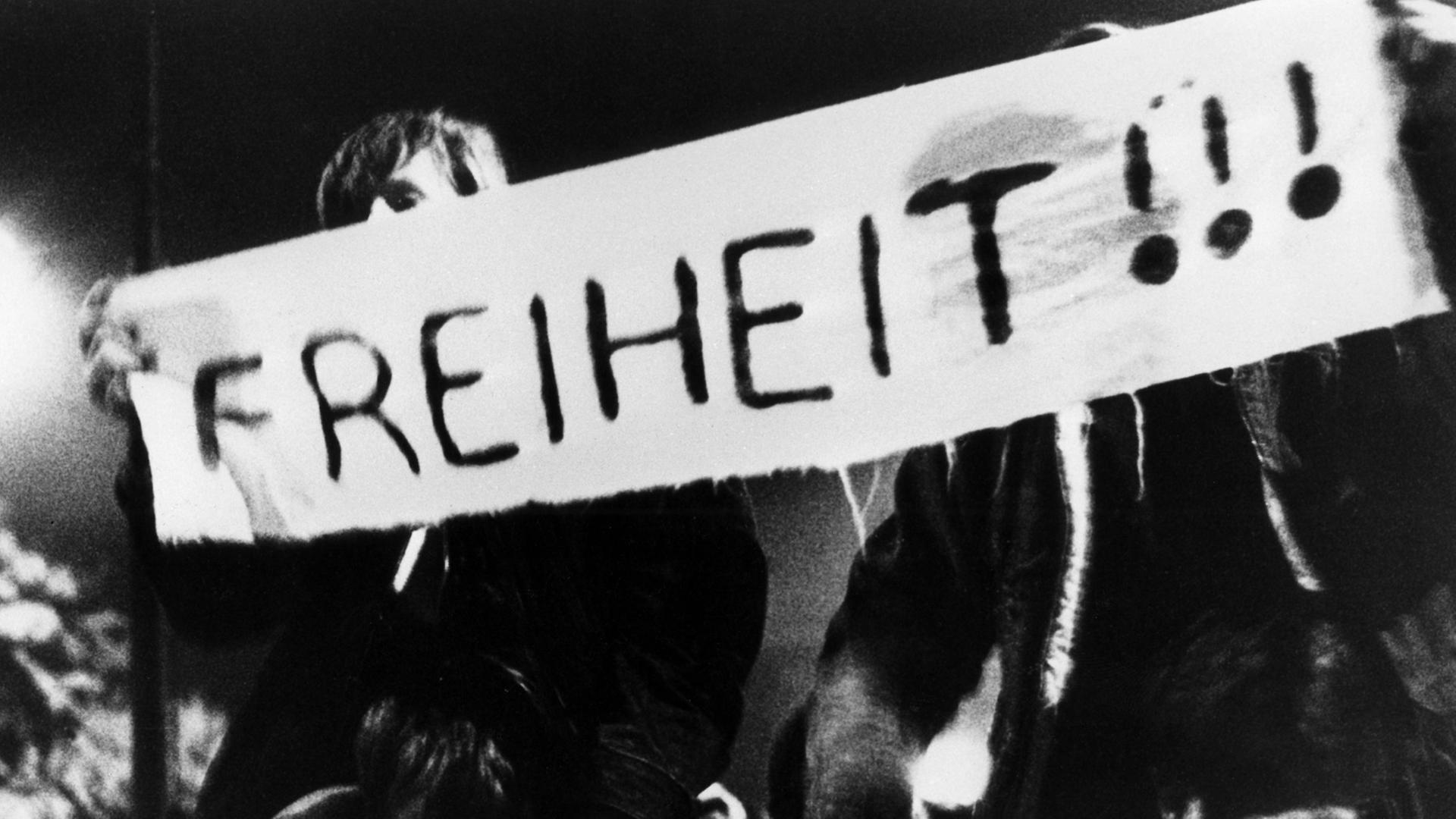 Auf Transparenten fordern Teilnehmer des friedlichen Demonstrationszuges am 10.10.1989 durch die Leipziger Innenstadt immer wieder "Freiheit" - hier auf einem Banner mit drei Ausrufungszeichen zu lesen. Auf Transparenten fordern Teilnehmer des friedlichen Demonstrationszuges am 10.10.1989 durch die Leipziger Innenstadt immer wieder "Freiheit" - hier auf einem Banner mit drei Ausrufungszeichen zu lesen.