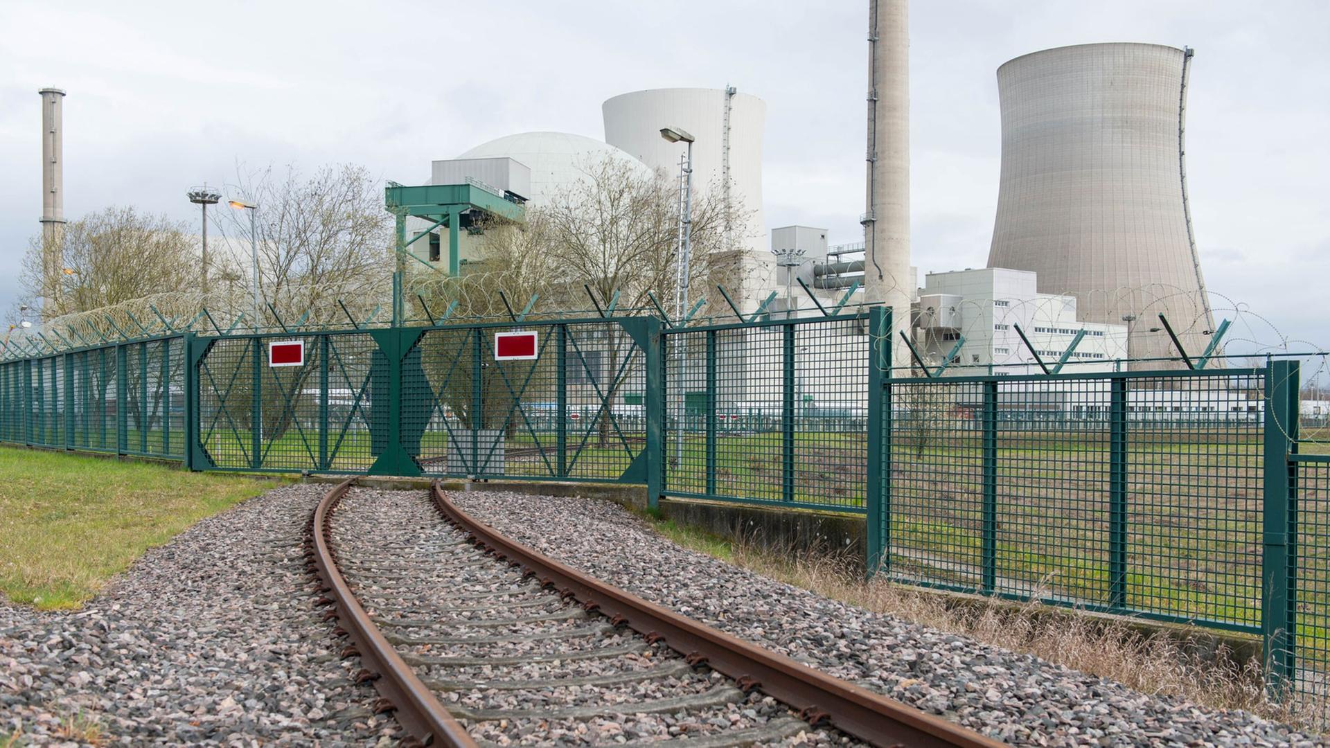 Schienengleise sind am 10.04.2013 in Philippsburg (Baden-Württemberg) vor dem Atomkraftwerk zu sehen. Schienengleise sind am 10.04.2013 in Philippsburg (Baden-Württemberg) vor dem Atomkraftwerk zu sehen.