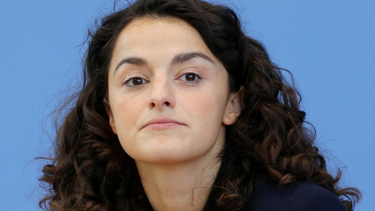 Die Theatermacherin Esra Kücük, nimmt am 22.09.2016 in Berlin an einer Pressekonferenz der Initiative "Offene Gesellschaft" zu ihrem Konzept "365 Tage Offene Gesellschaft" gegen Rechtspopulismus und eine "Kultur des Hasses" in Politik und Gesellschaft teil. Foto: Wolfgang Kumm/dpa | Verwendung weltweit Die Theatermacherin Esra Kücük, nimmt am 22.09.2016 in Berlin an einer Pressekonferenz der Initiative "Offene Gesellschaft" zu ihrem Konzept "365 Tage Offene Gesellschaft" gegen Rechtspopulismus und eine "Kultur des Hasses" in Politik und Gesellschaft teil. Foto: Wolfgang Kumm/dpa | Verwendung weltweit