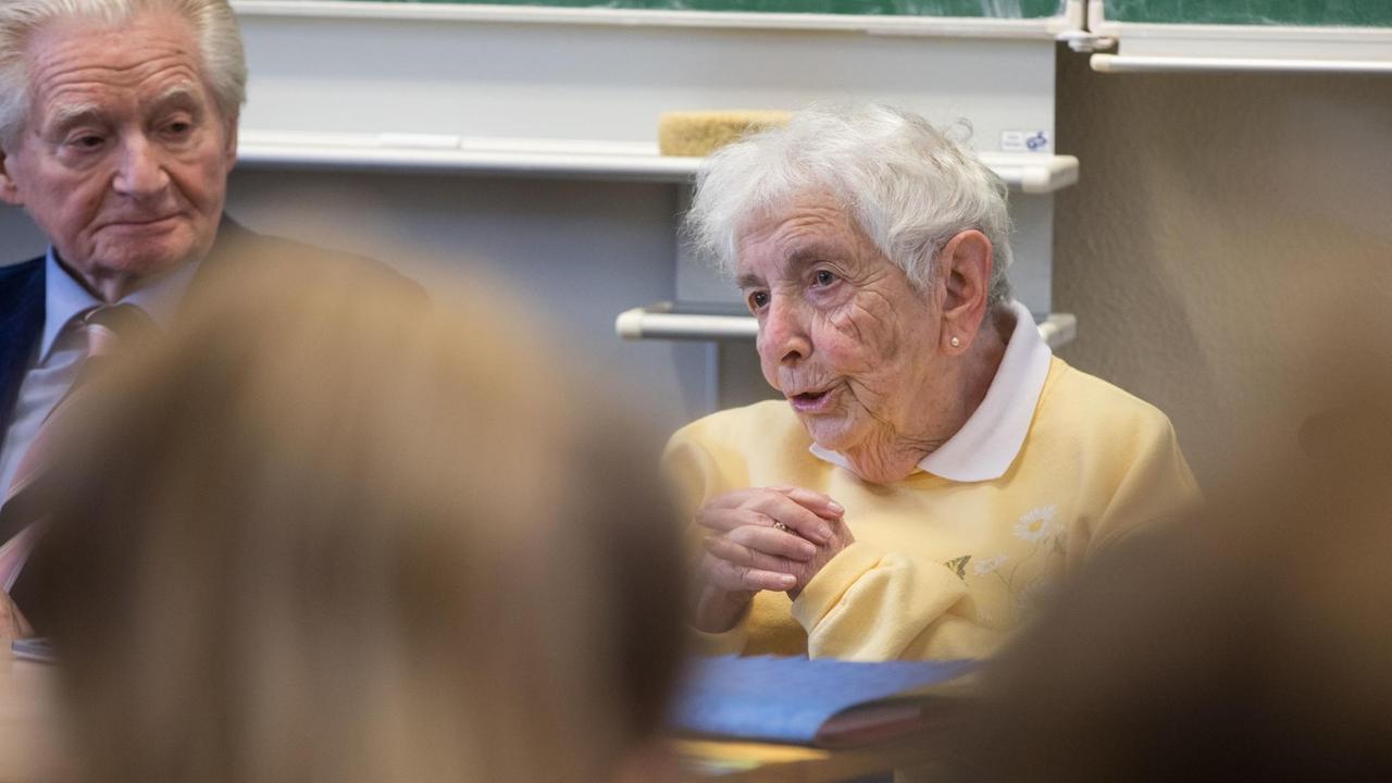 Oswald Stein (91, l) und Lee Edwards (93, r) sitzen am 21.03.2017 in Frankfurt am Main (Hessen) in einem Klassenzimmer des Heinrich von Gagern-Gymnasiums vor den Schülern. Beide berichteten als Zeitzeugen über ihre Erlebnisse und die "Kindertransporte" in der Nazi-Zeit, mit deren Hilfe tausende Mädchen und Jungen Deutschland in Richtung Großbritannien verlassen konnten und so gerettet wurden. Oswald Stein (91, l) und Lee Edwards (93, r) sitzen am 21.03.2017 in Frankfurt am Main (Hessen) in einem Klassenzimmer des Heinrich von Gagern-Gymnasiums vor den Schülern. Beide berichteten als Zeitzeugen über ihre Erlebnisse und die "Kindertransporte" in der Nazi-Zeit, mit deren Hilfe tausende Mädchen und Jungen Deutschland in Richtung Großbritannien verlassen konnten und so gerettet wurden.