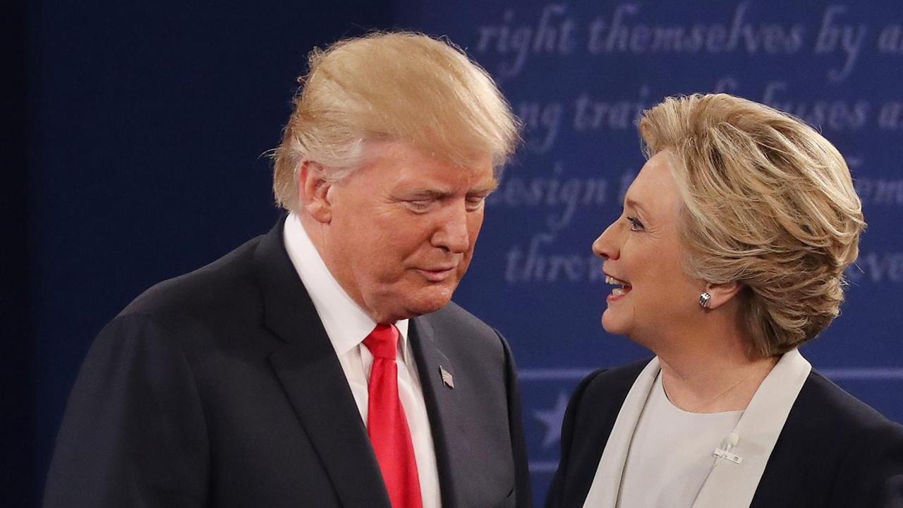 Hillary Clinton und Donald Trump während ihres zweiten TV-Duells am 9. Oktober 2016 Hillary Clinton und Donald Trump während ihres zweiten TV-Duells am 9. Oktober 2016