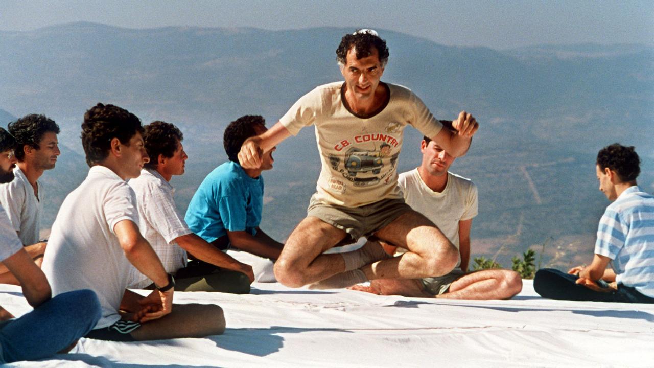 TM-Seance in den 1980er Jahren auf einem Berg in Israel: Schwerelos in der Luft schweben TM-Seance in den 1980er Jahren auf einem Berg in Israel: Schwerelos in der Luft schweben