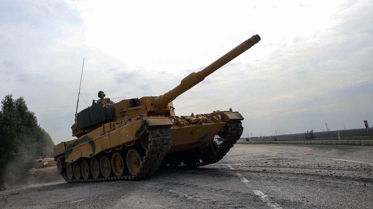 Ein Panzer Leopard 2A4 der türkischen Armee ist am 21.01.2018 in der Provinz Hatay, Türkei, auf dem Weg nach Afrin in Syrien. Ein Panzer Leopard 2A4 der türkischen Armee ist am 21.01.2018 in der Provinz Hatay, Türkei, auf dem Weg nach Afrin in Syrien.